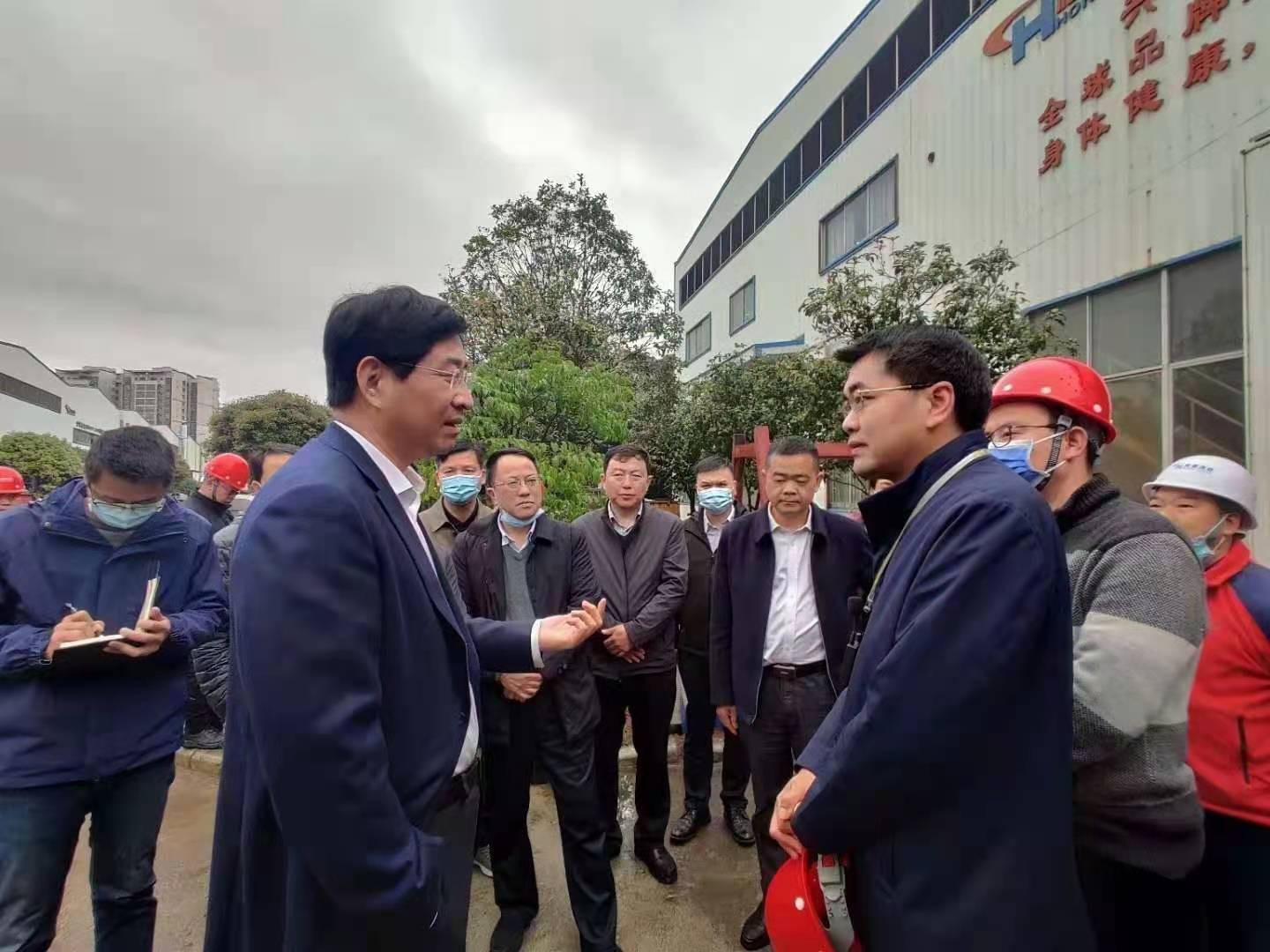 桂林市委書記周家斌書記，鐘洪常務副市長等市委市政府，區(qū)委區(qū)政府領導一行開年第一站來到廣西桂林鴻程機械廠指導慰問